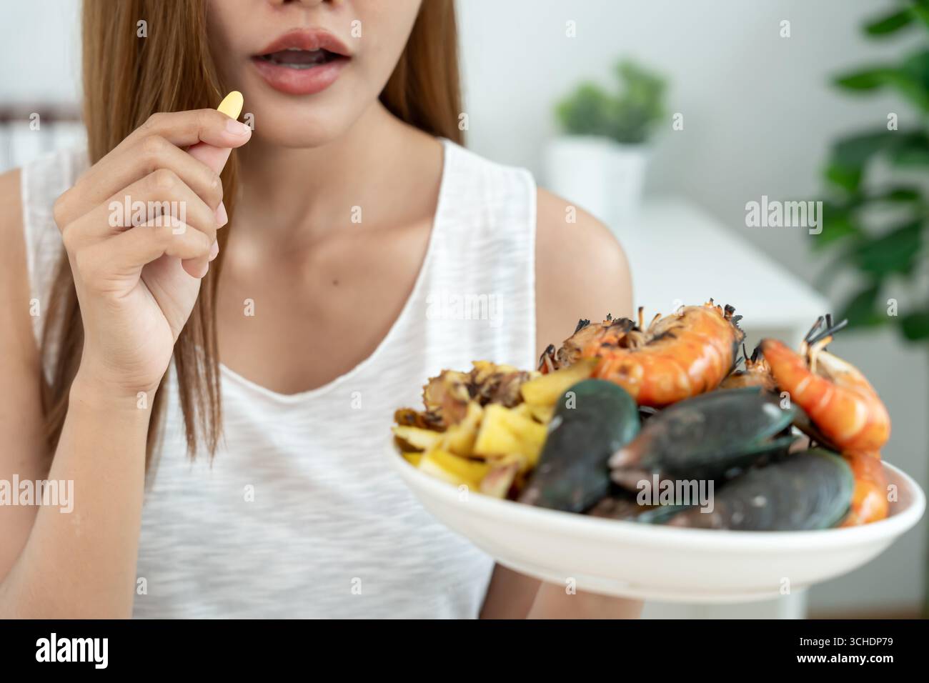 allergie alimentari, le donne assumono medicine dopo aver mangiato cibo di mare, prurito, eruzioni cutanee, dolore addominale, diarrea, oppressione toracica, incoscienza, morte, evitare tutto Foto Stock