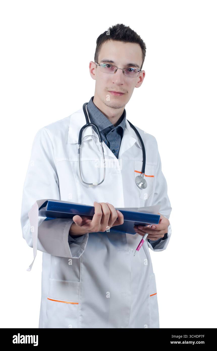 Giovane medico di sesso maschile in occhiali, in piedi con una penna a sfera in mano e l'ECG. Guardando la telecamera. Isolato su bianco Foto Stock