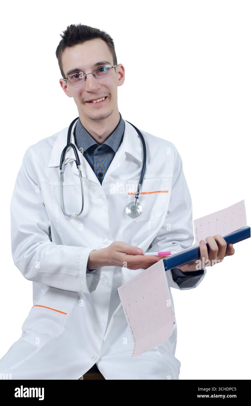 Giovane medico di sesso maschile con gli occhiali, seduto con una penna a sfera in mano ed ECG. Guardando la telecamera. Isolato su bianco Foto Stock