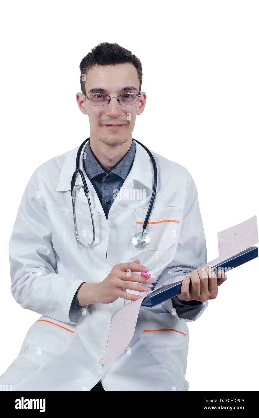 Giovane medico di sesso maschile con gli occhiali, seduto con una penna a sfera in mano ed ECG. Guardando la telecamera. Isolato su bianco Foto Stock