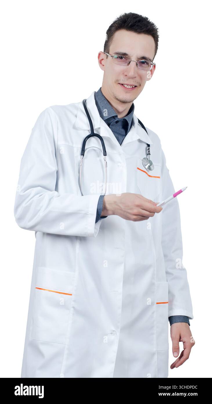 Giovane medico maschile in occhiali in piedi con una penna a sfera in mano e guardando la fotocamera. Isolato su bianco Foto Stock