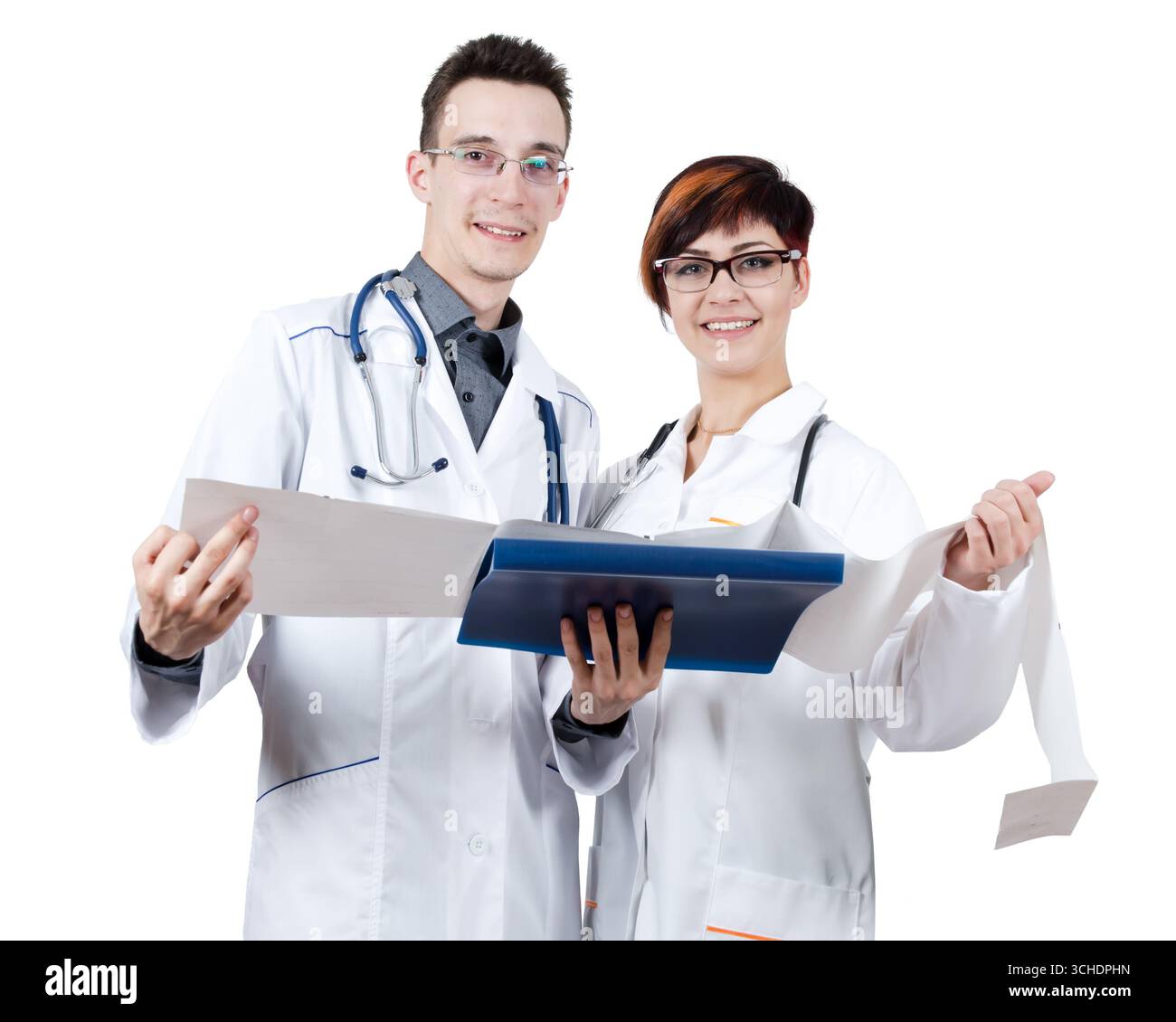 Due giovani medici con un elettrocardiogramma sono rivolti verso la telecamera. Isolato su bianco Foto Stock