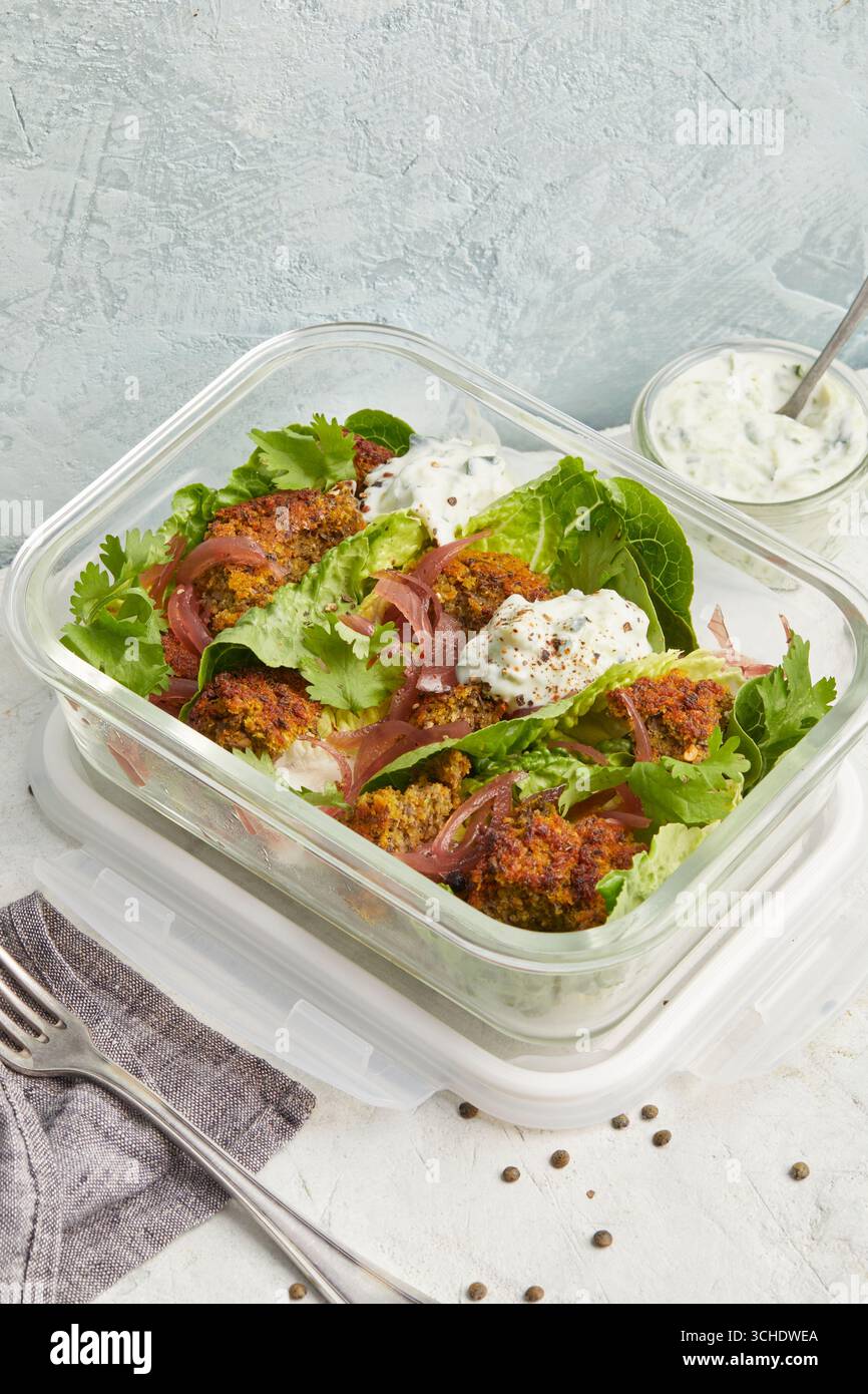 Falafel di lenticchie con yogurt e lattuga Foto Stock