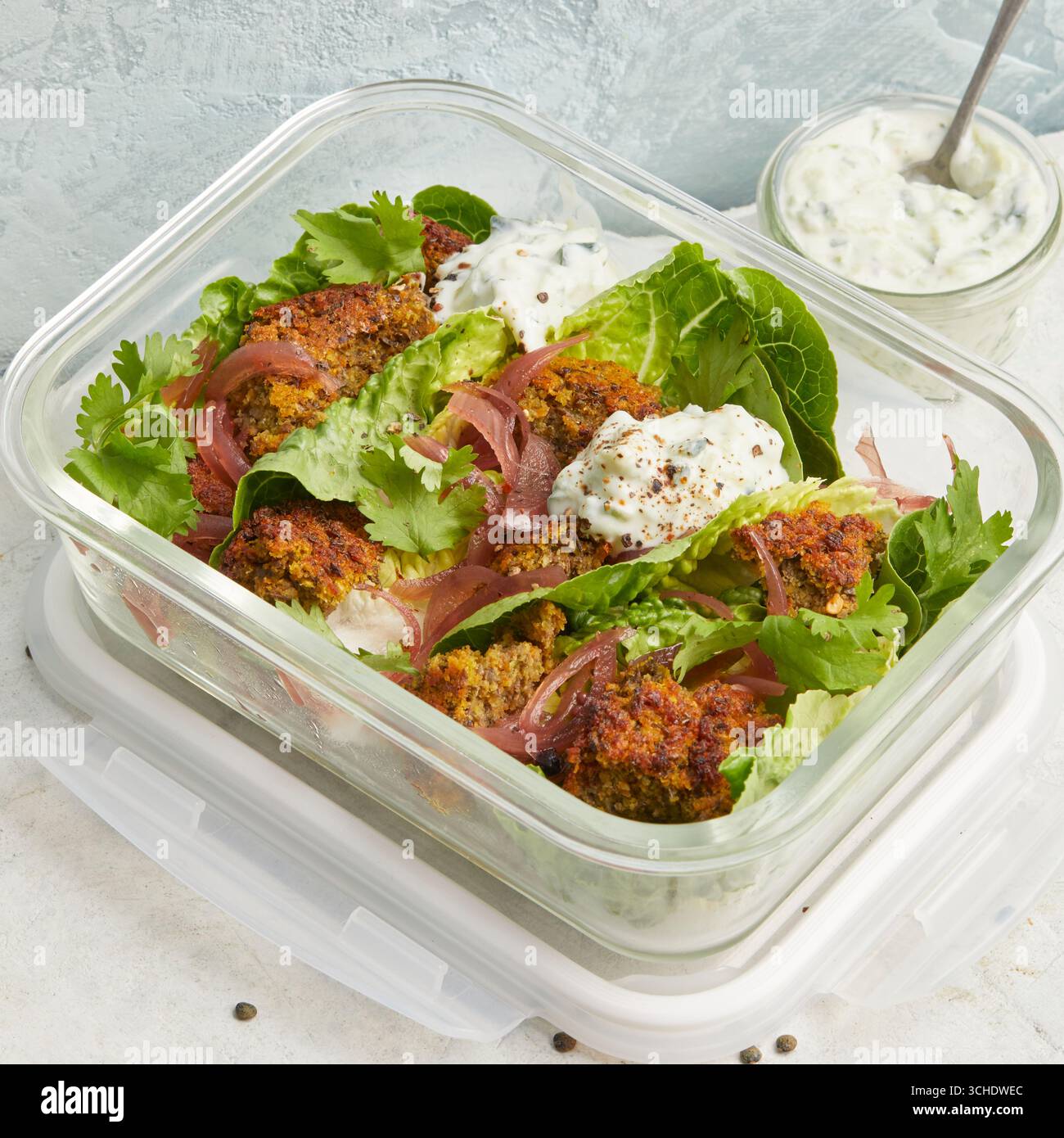 Falafel di lenticchie con yogurt e lattuga Foto Stock