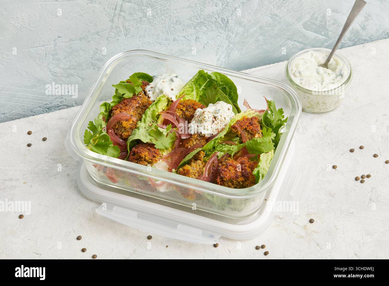 Falafel di lenticchie con yogurt e lattuga Foto Stock