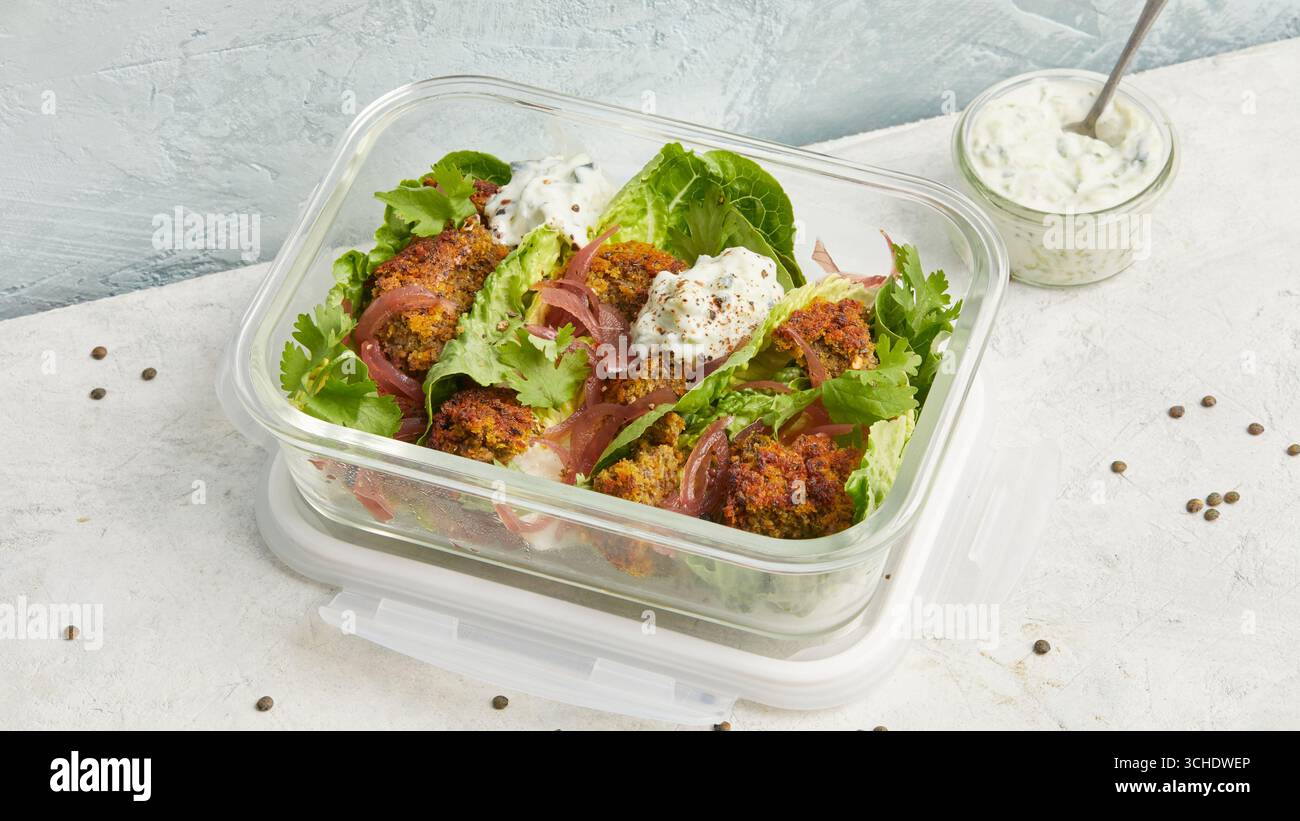 Falafel di lenticchie con yogurt e lattuga Foto Stock