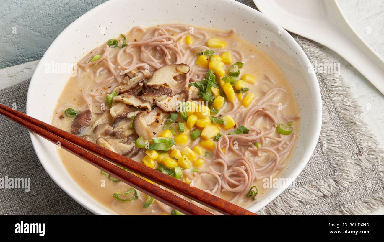 Ramen con mais e funghi shiitake Foto Stock