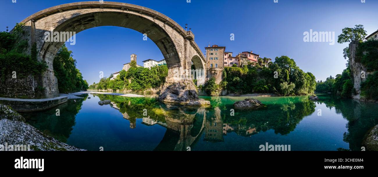Vista panoramica della città medievale di Cividale del Friuli con il ponte del Diavolo che attraversa il fiume Natisone, parte del mondo dell'UNESCO Foto Stock