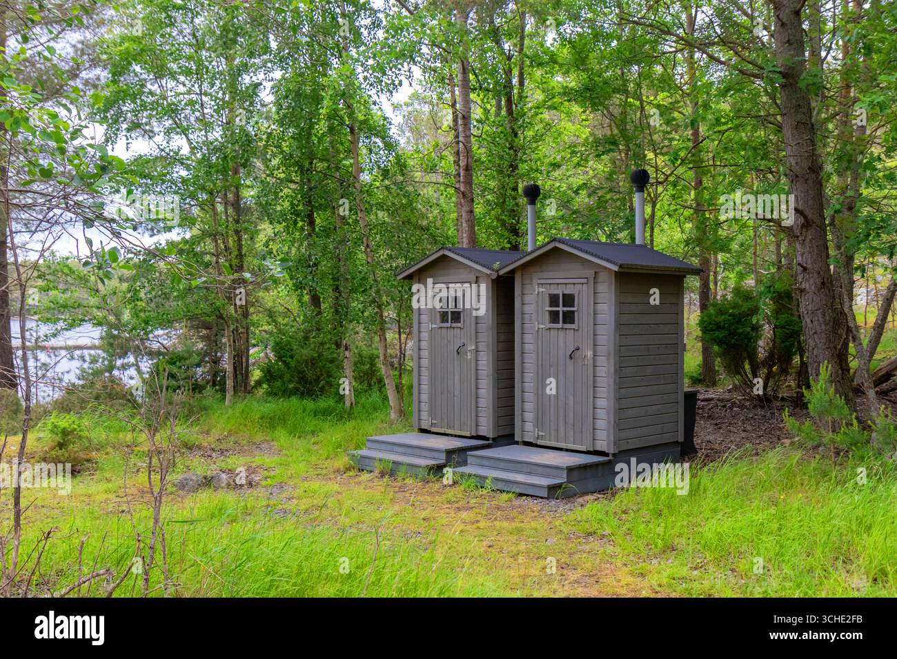 WC pubblico in legno ecocompatibile nella foresta finlandese, progettato per la sostenibilità e la protezione della natura, a sostegno di un turismo responsabile e pulito Foto Stock
