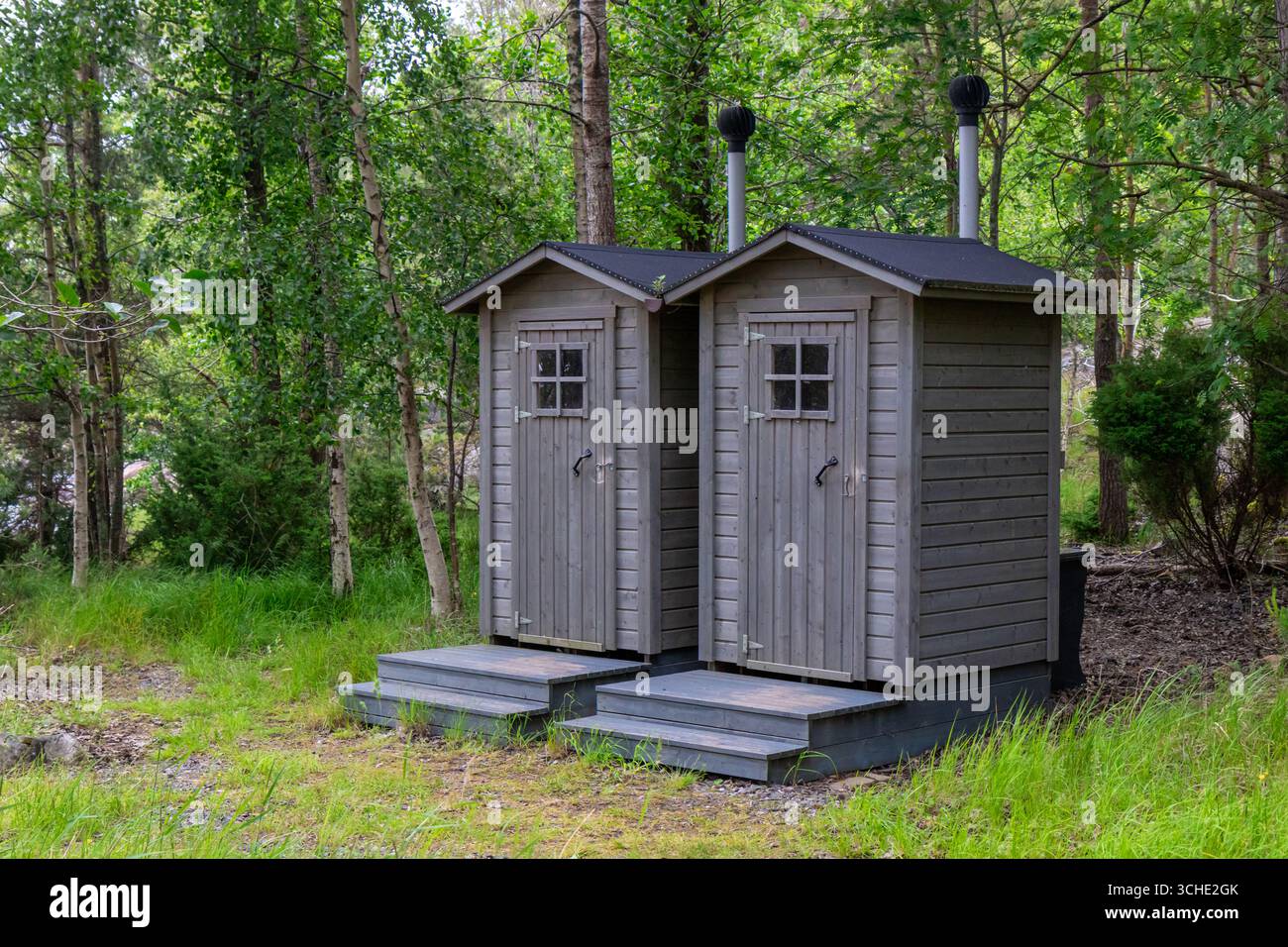 WC pubblico in legno ecocompatibile nella foresta finlandese, progettato per la sostenibilità e la protezione della natura, a sostegno di un turismo responsabile e pulito Foto Stock