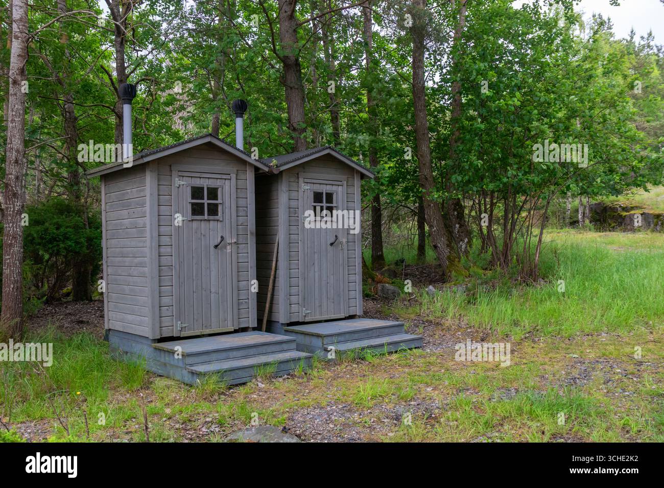 WC pubblico in legno ecocompatibile nella foresta finlandese, progettato per la sostenibilità e la protezione della natura, a sostegno di un turismo responsabile e pulito Foto Stock