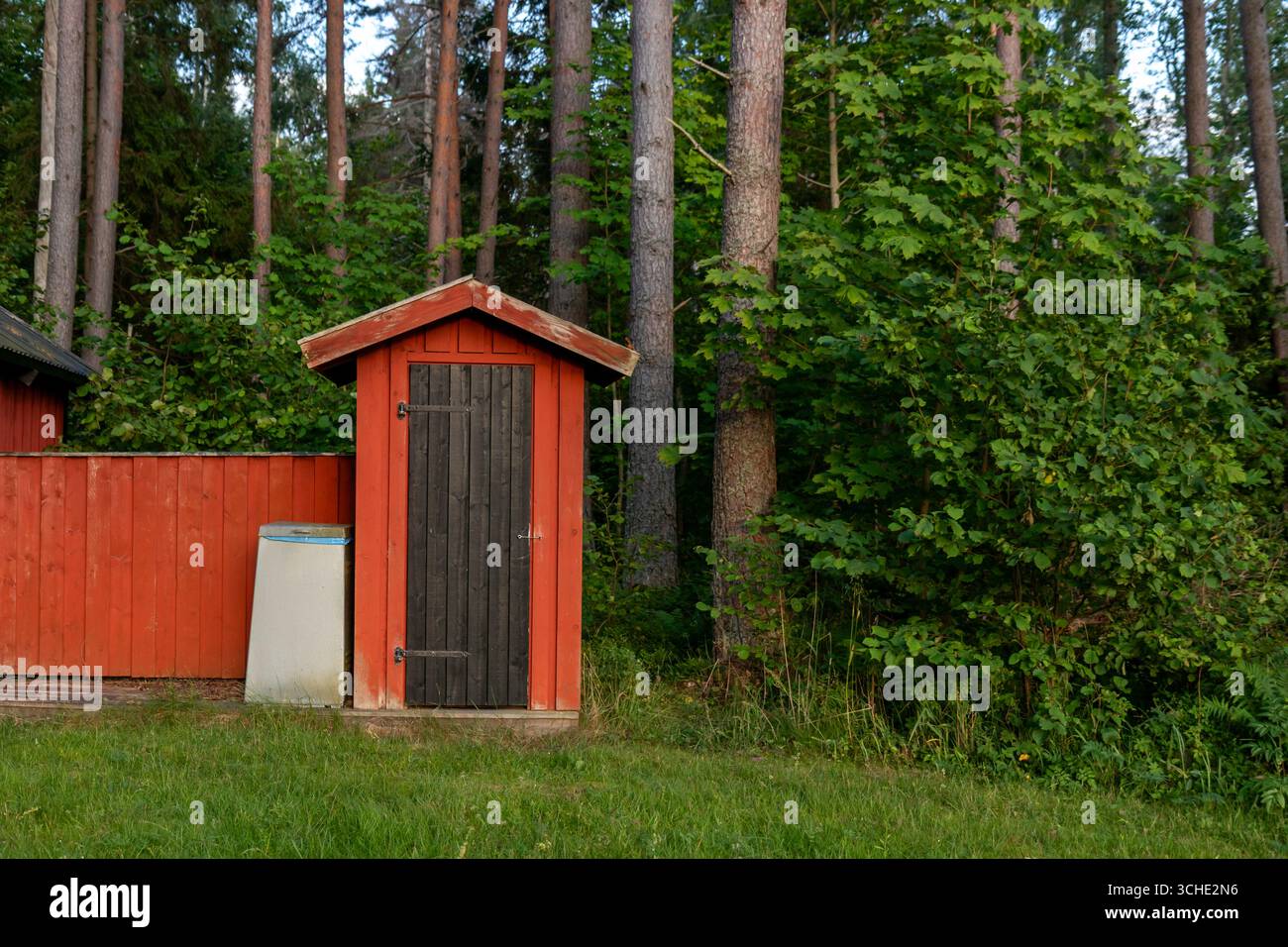 WC pubblico in legno ecocompatibile nella foresta finlandese, progettato per la sostenibilità e la protezione della natura, a sostegno di un turismo responsabile e pulito Foto Stock