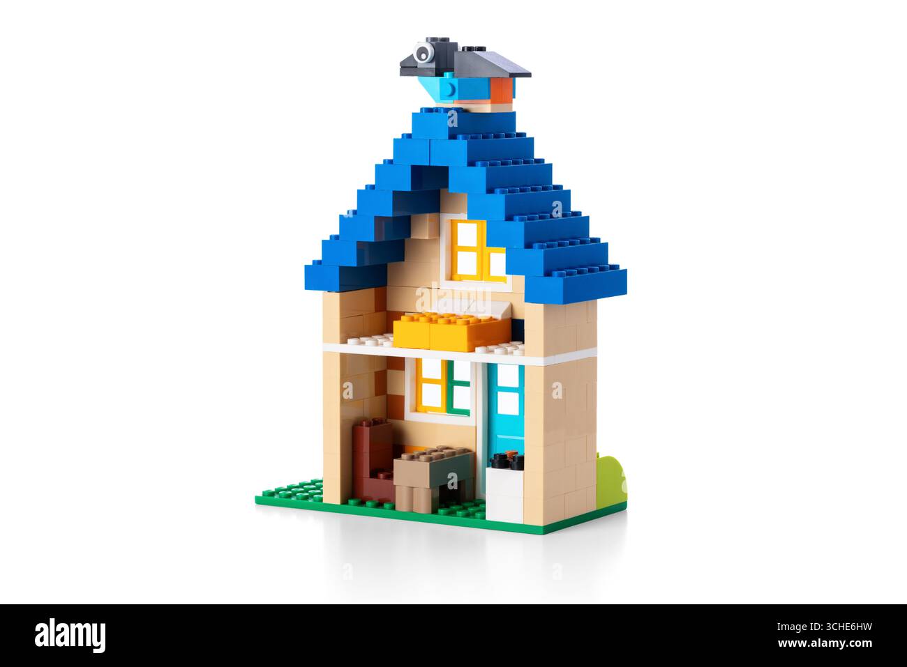 Casa fatta di blocchi da costruzione classici, casa di studio di mattoni colorati di giocattoli di plastica isolato su sfondo bianco Foto Stock