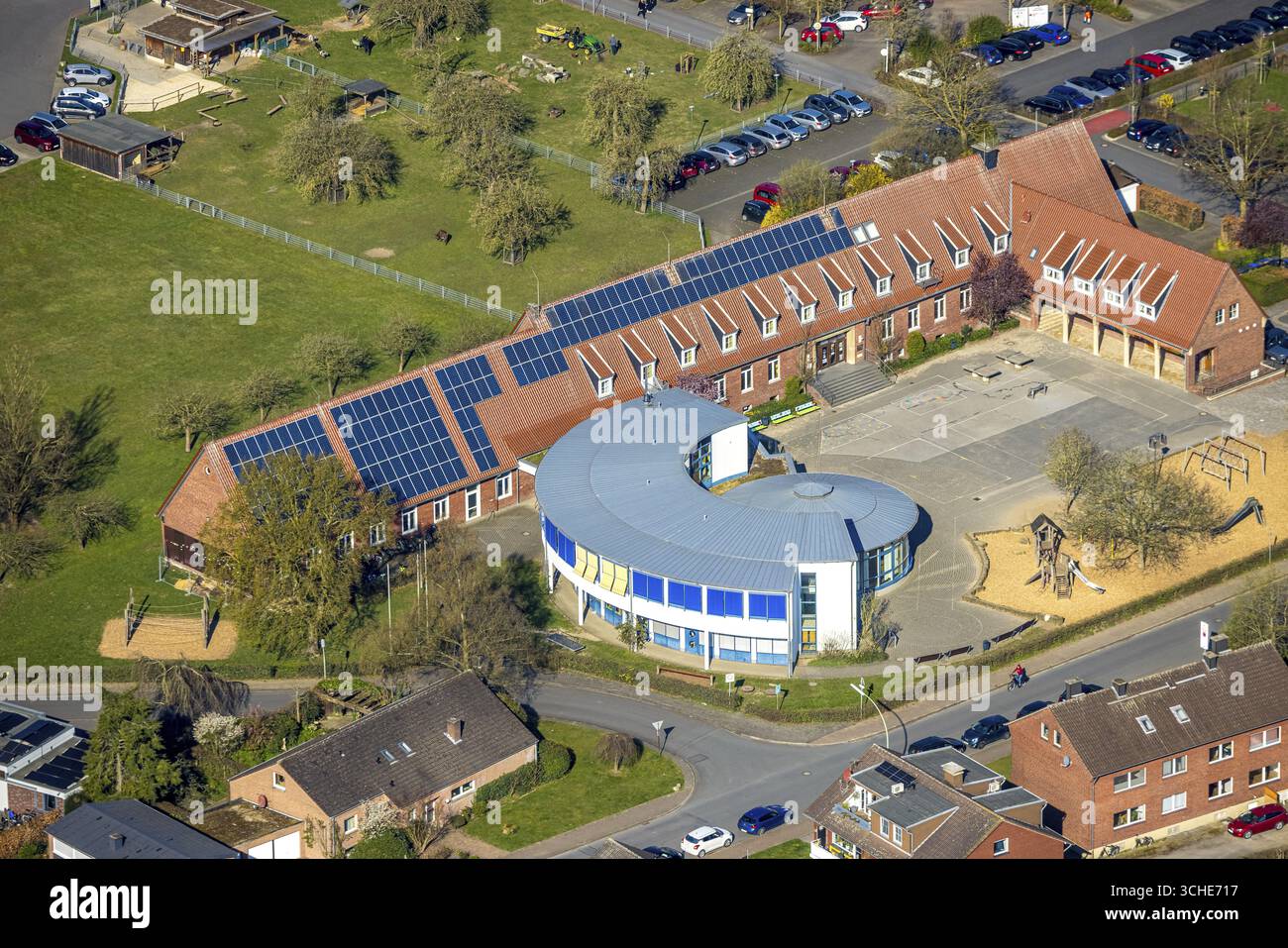 Foto aerea, scuola elementare Mauritiusschule e cortile scolastico, tetto solare, Nordkirchen, Muensterland, Renania settentrionale-Vestfalia, Germania, istruzione, istruzione Foto Stock