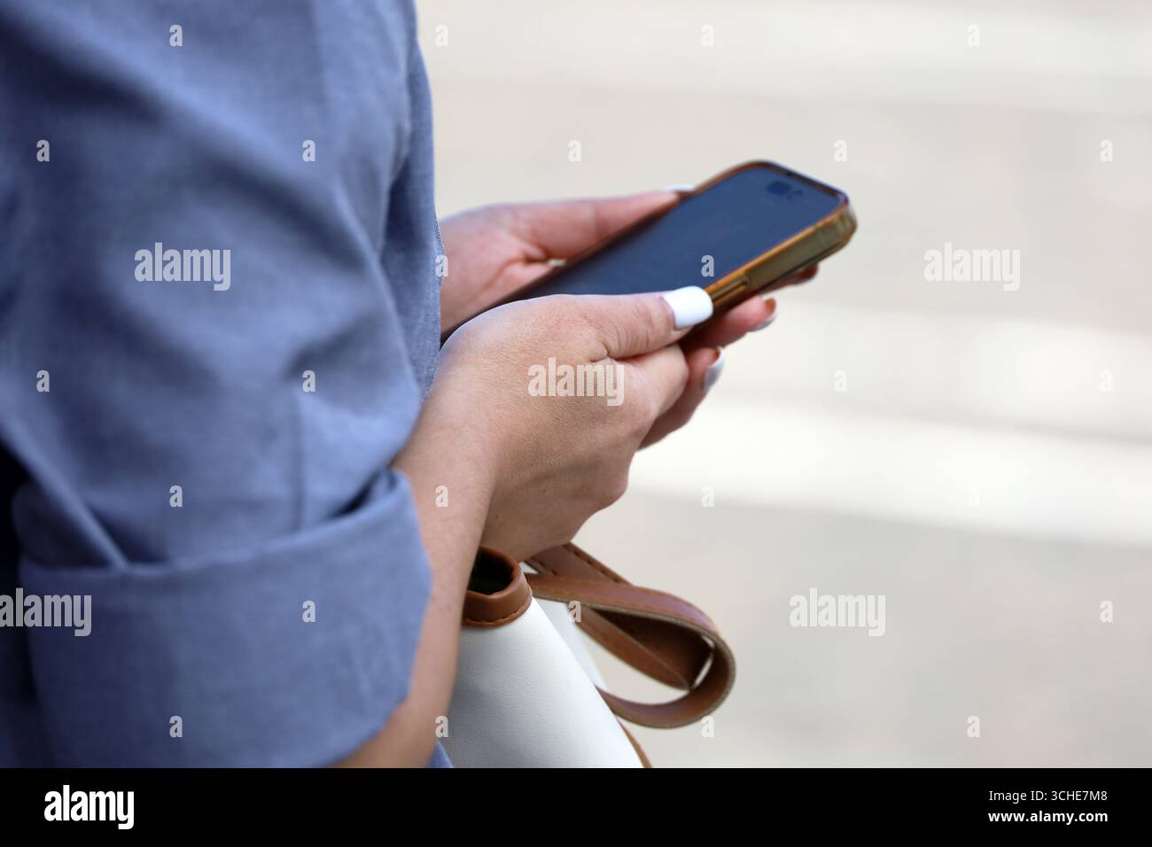Smartphone in mani femminili, donna che usa il telefono cellulare all'aperto Foto Stock