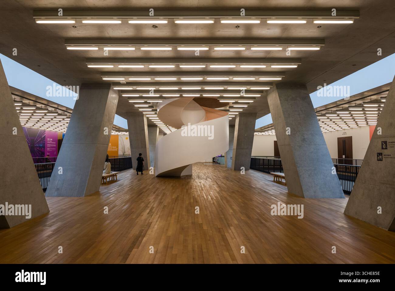 Interno del M+ Museum di Hong Kong progettato dagli architetti Herzog & de Meuron Foto Stock