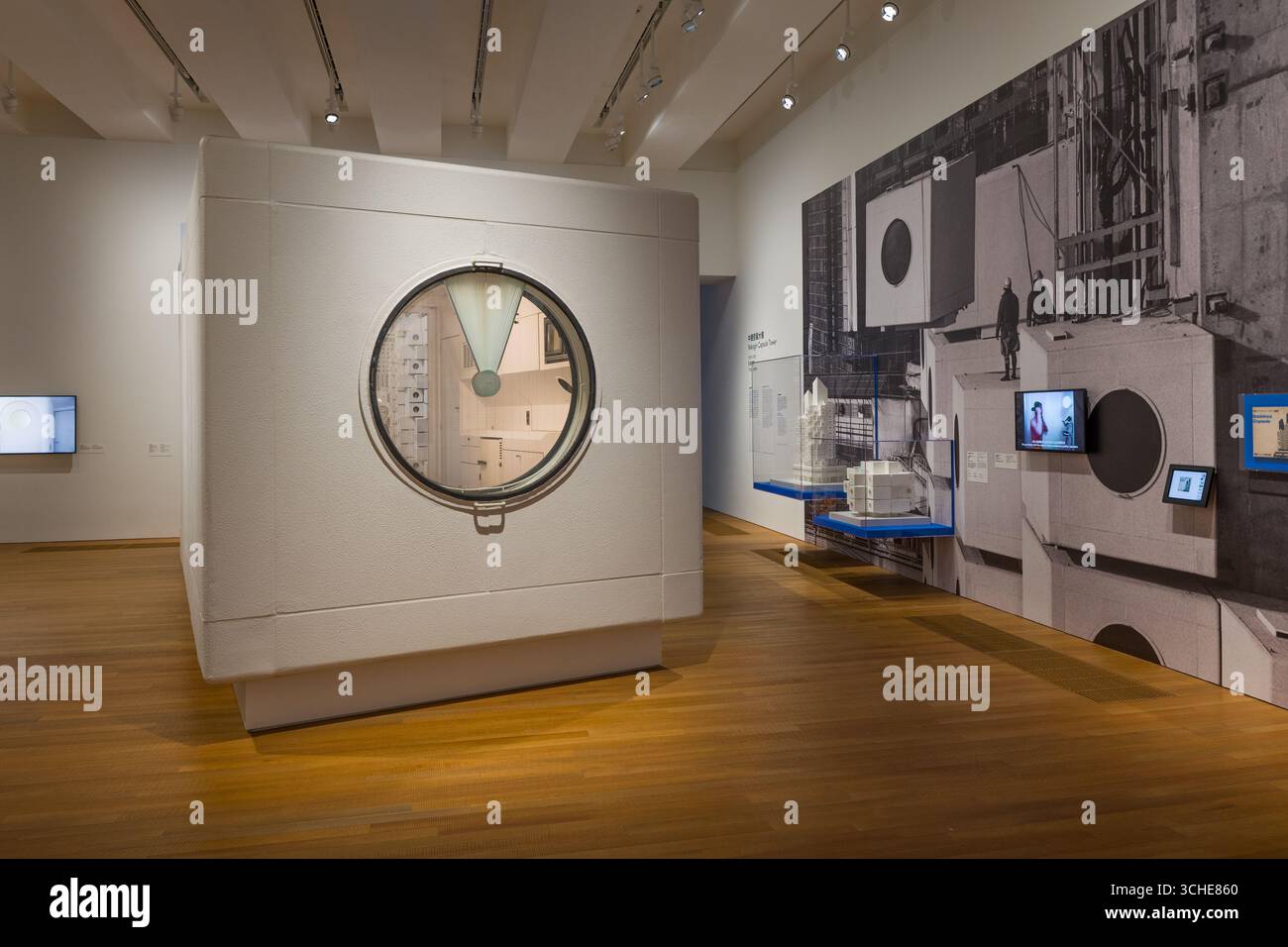 Interno del M+ Museum di Hong Kong che espone la collezione di architettura con la torre Nakagin Capsule Foto Stock