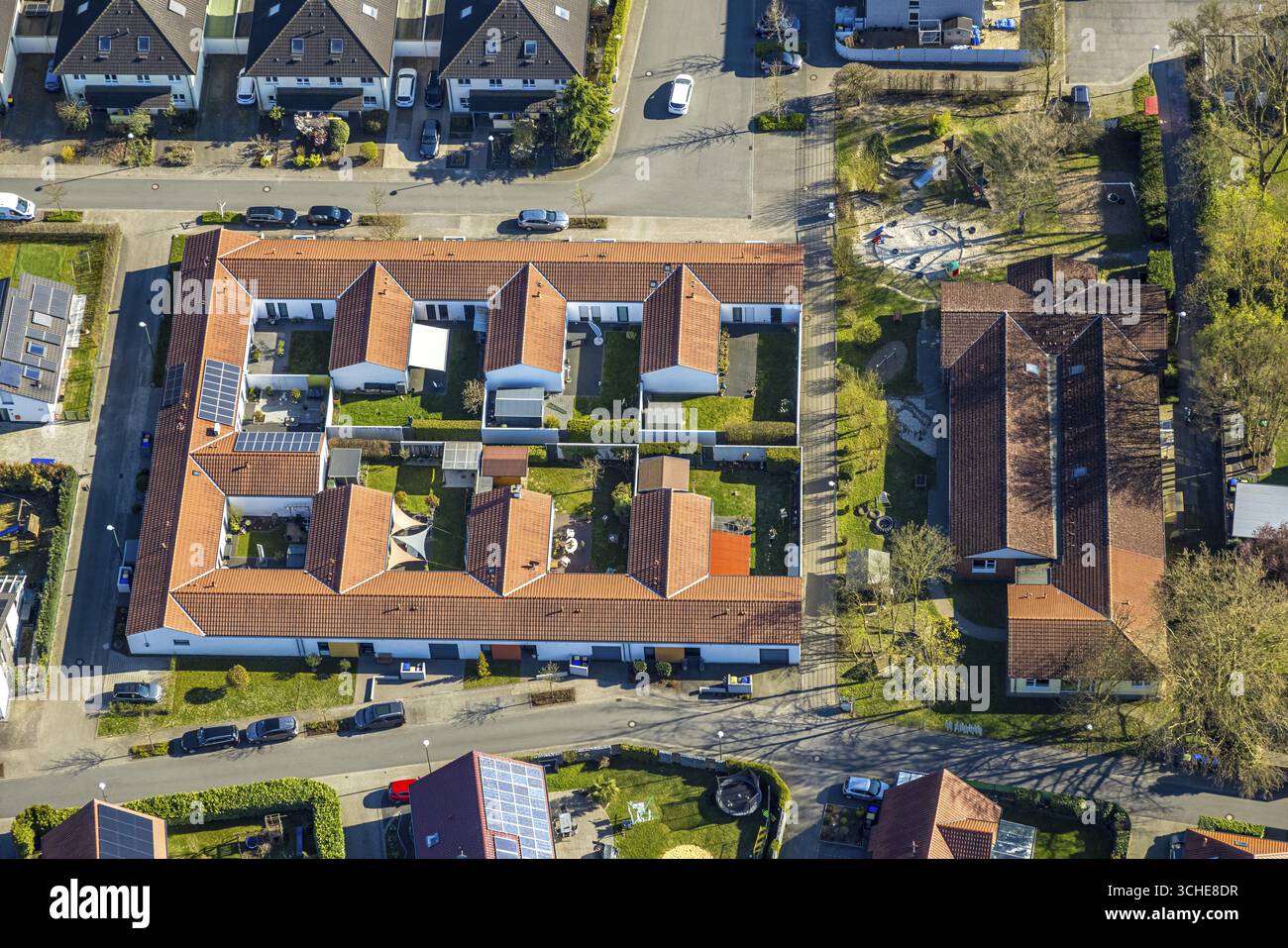 Vista dall'alto, complesso residenziale rettangolare con cortile interno Sperlingsweg, DRK Kita Kindergarten Sonne, Mond und Sterne, Nordluenen, Foto Stock