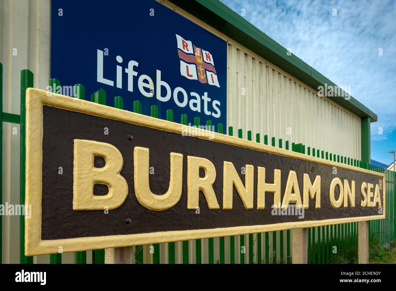 Burnham on Sea, Somerset - il cartello della città accanto alla RNLI Lifeboat Station a Burnham on Sea nel Somerset. Foto Stock