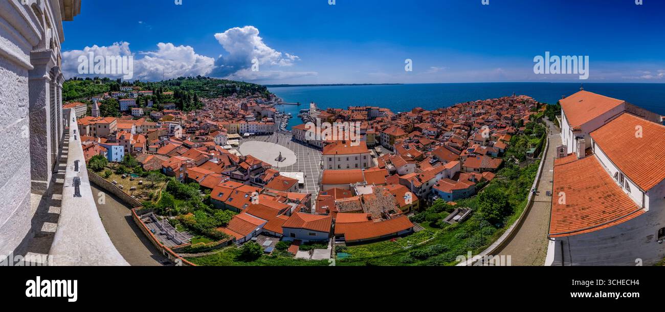Vista aerea panoramica delle case e della piazza Tartini della città di Pirano, vista dal campanile della Parrocchiale di San Giorgio. PI Foto Stock