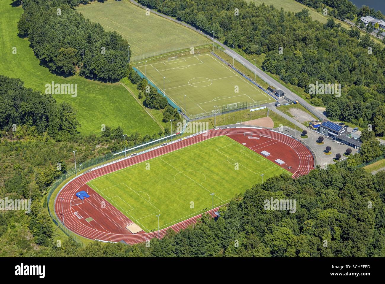 Vista aerea, impianto sportivo Kreuzbergstadion, stadio di calcio e atletica leggera, Olpe Town, Olpe, Sauerland, Renania settentrionale-Vestfalia, Germania Foto Stock