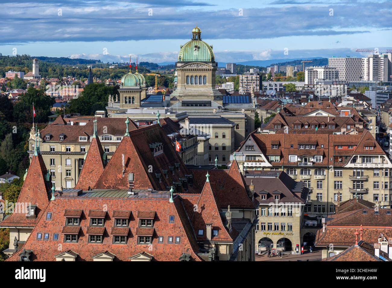 Berna, Svizzera - 2 ottobre 2024: Città capitale con l'edificio del Parlamento. Foto Stock