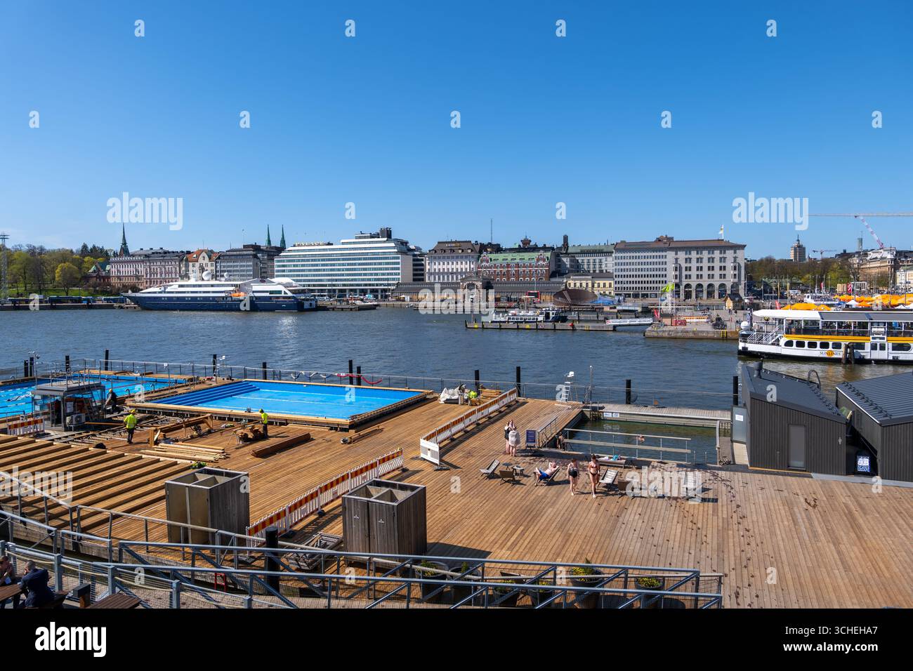Helsinki, Finlandia - 16 maggio 2025: Piscine Allas e skyline della città al South Harbour. Foto Stock