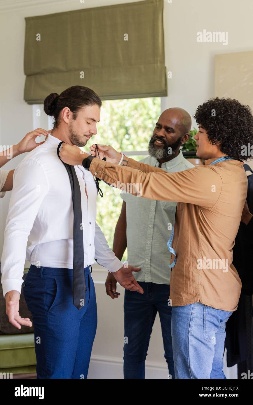 Abiti da sposa, personalizzabili su misura in un luminoso monolocale con cravatta nera e spazio per copie Foto Stock