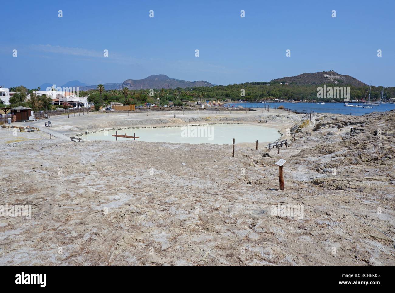 Pozza dei fanghi, una piscina termale naturale con fanghi sulfurei e acqua calda e spiaggia, isola di Vulcano, isole Eolie, Sicilia, Italia Foto Stock