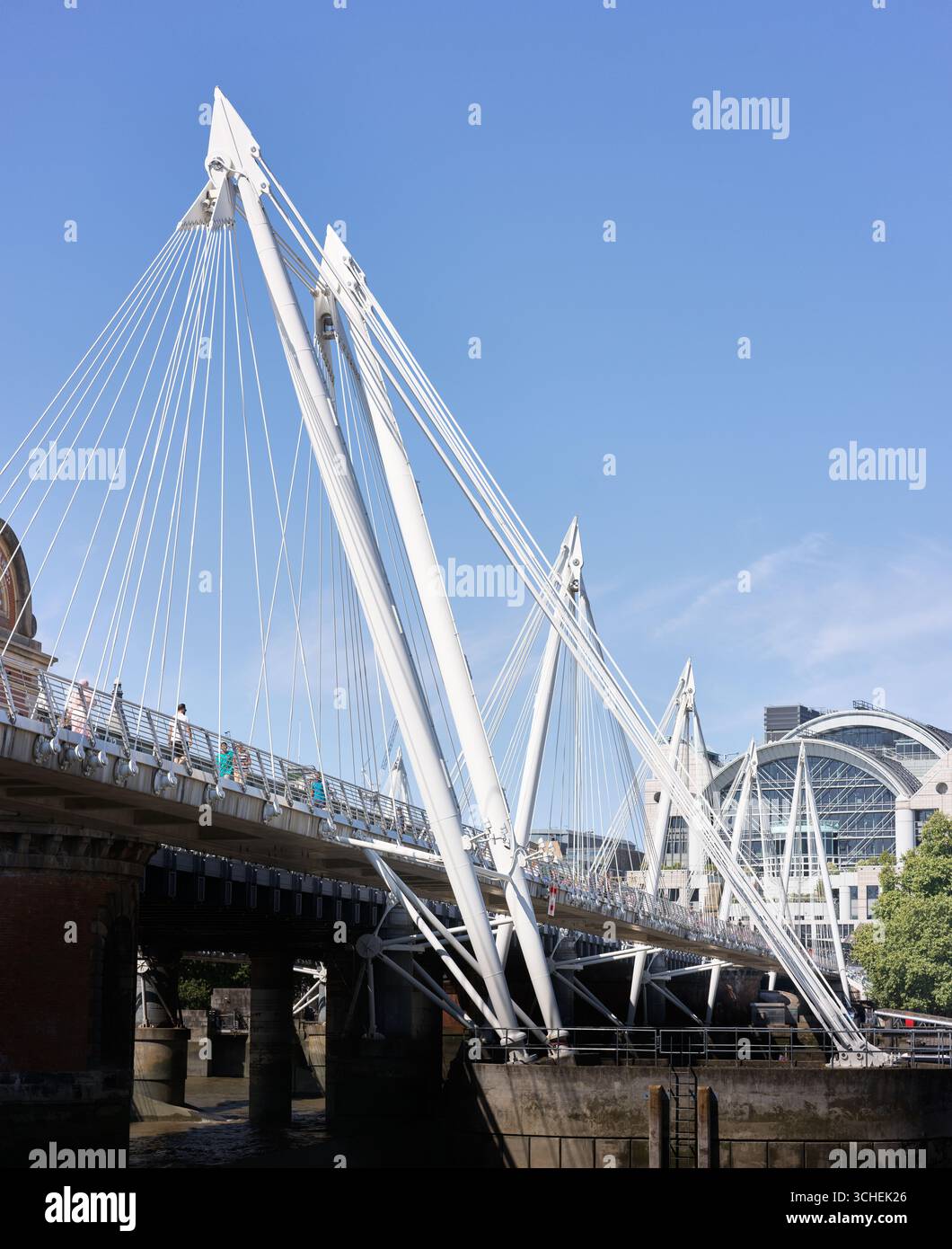 Ponte del Golden Jubilee (Charing Cross) sul Tamigi, Londra, Inghilterra. Foto Stock