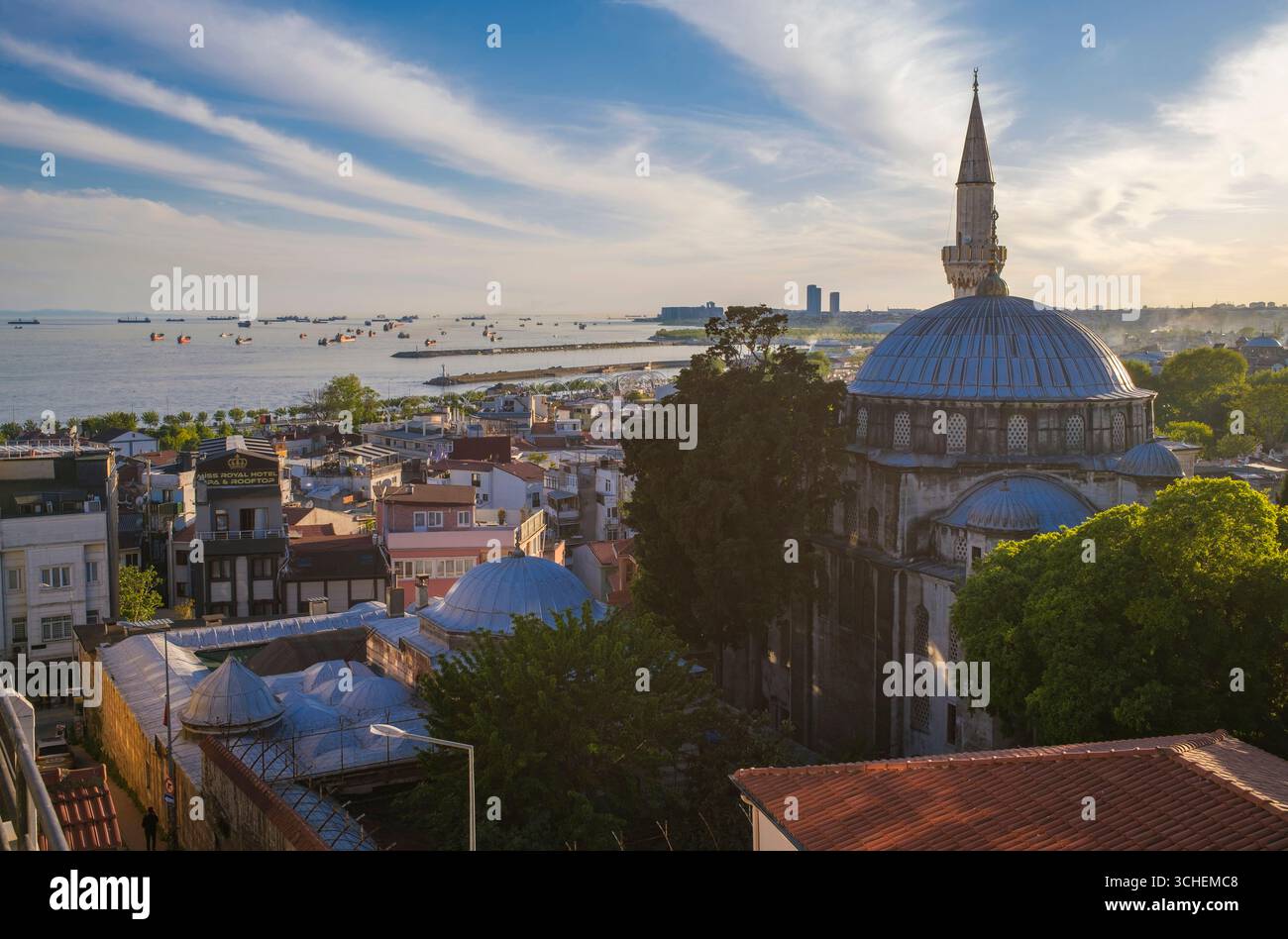 Turchia: Moschea Sokollu Mehmed Pasha, Kadirga, distretto di Fatih, Istanbul al tramonto. Questa moschea di epoca ottomana fu progettata dall'architetto imperiale Mimar Sinan (1488 - 1588 circa) per il gran visir Sokollu Mehmed Pasha e sua moglie Ismihan Sultan, figlia del sultano ottomano Selim II Foto Stock