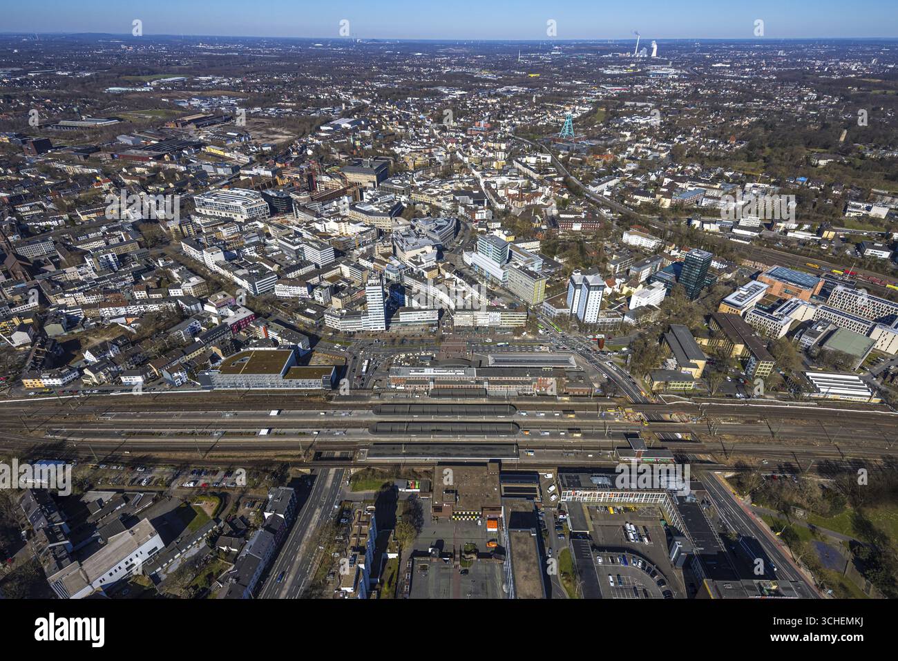 Vista aerea, stazione centrale Hbf con città, vista distante, triangolo di binari, Bochum, zona della Ruhr, Renania settentrionale-Vestfalia, Germania, zona ferroviaria, via ferroviaria Foto Stock