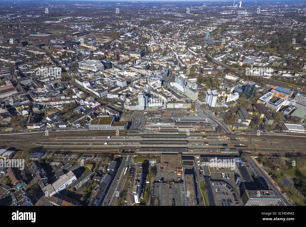 Vista aerea, stazione centrale Hbf con città, vista distante, triangolo di binari, Bochum, zona della Ruhr, Renania settentrionale-Vestfalia, Germania, zona ferroviaria, via ferroviaria Foto Stock