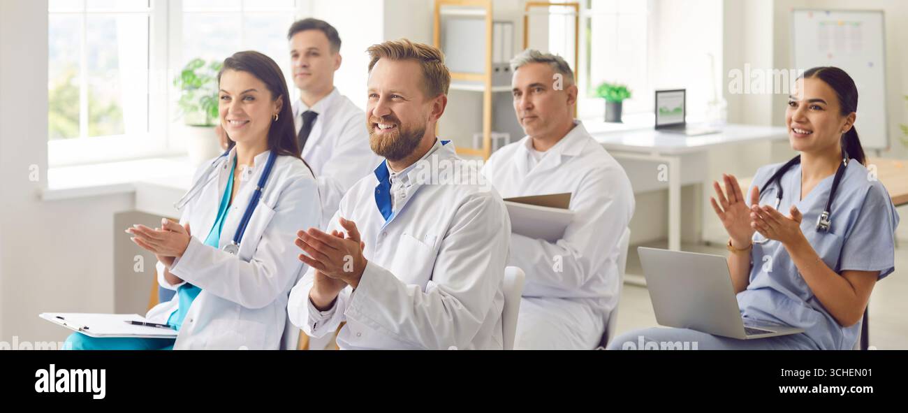 Gruppo medico di professionisti applaudendo alla riunione del personale in clinica, discutere collaborazione Foto Stock