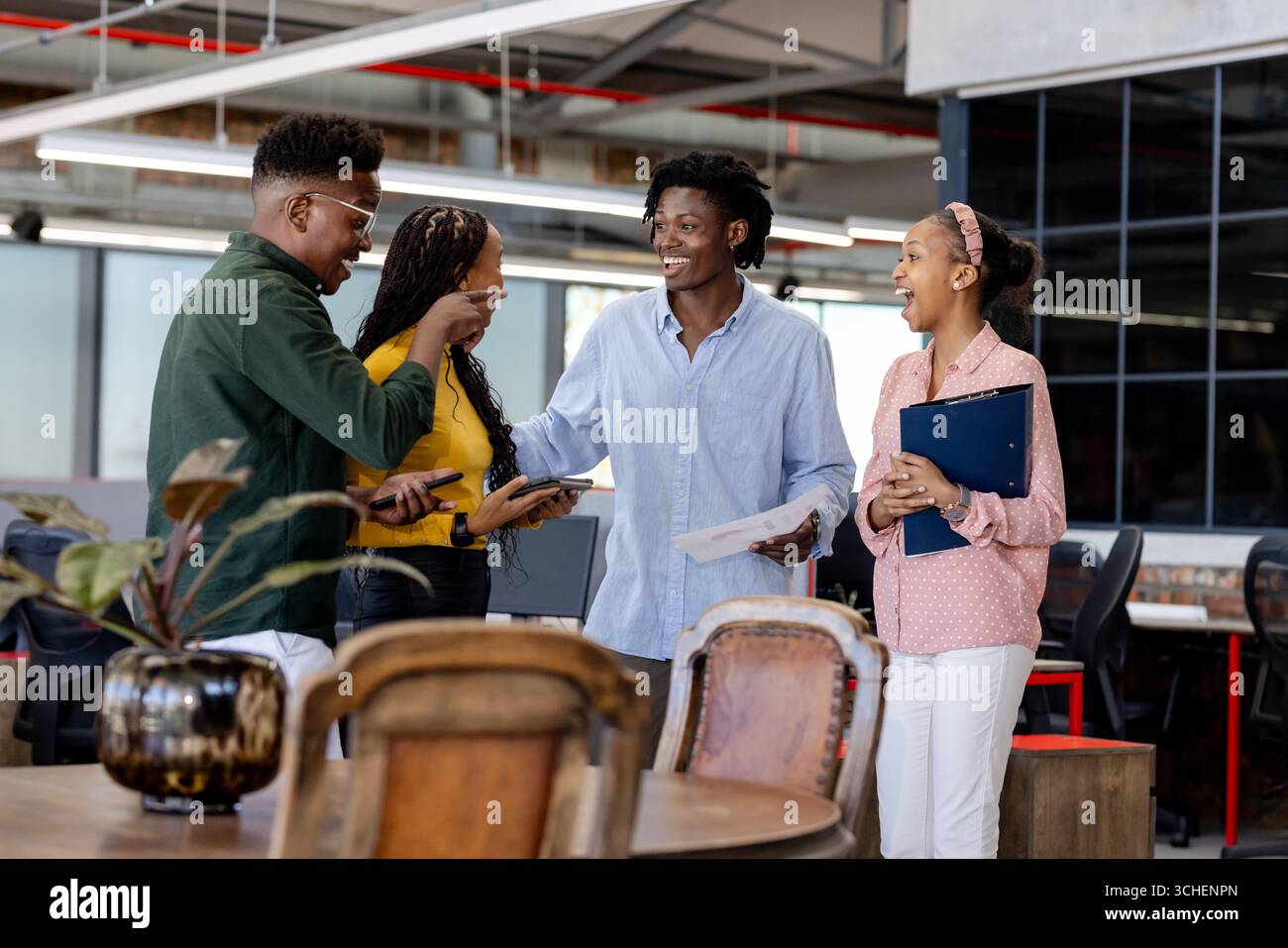 Team diversificati che collaborano e condividono idee in un ambiente d'ufficio moderno Foto Stock