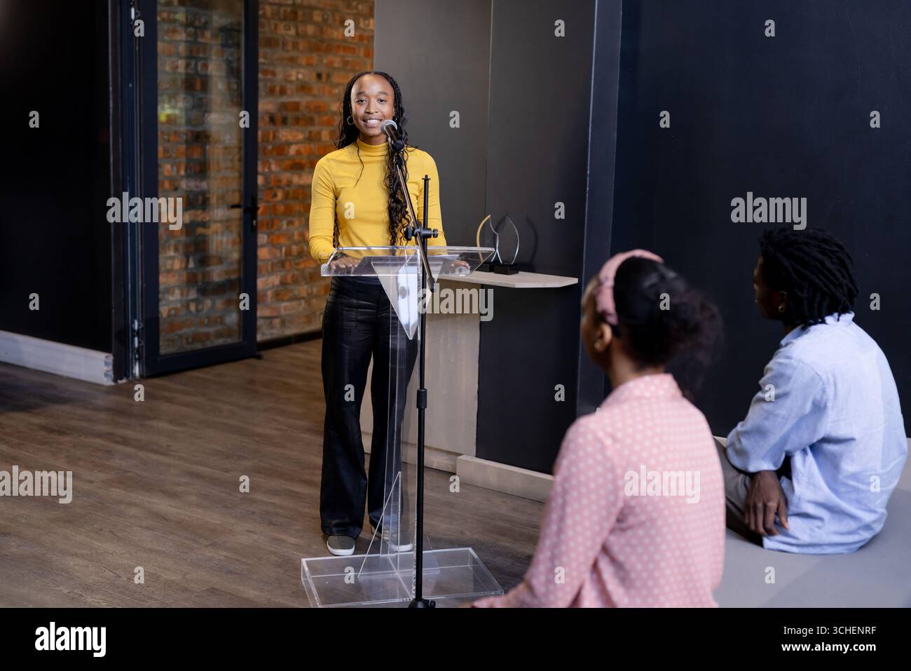 In ufficio, parlando al podio, donna che coinvolge il pubblico, presentazione aziendale, spazio di copia Foto Stock