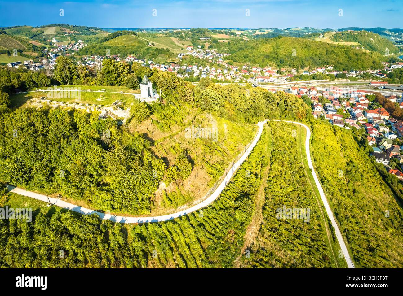 Vista aerea della città di Maribor, Slovenia, che mostra le verdi colline circostanti e il punto panoramico di Piramida sopra la città Foto Stock