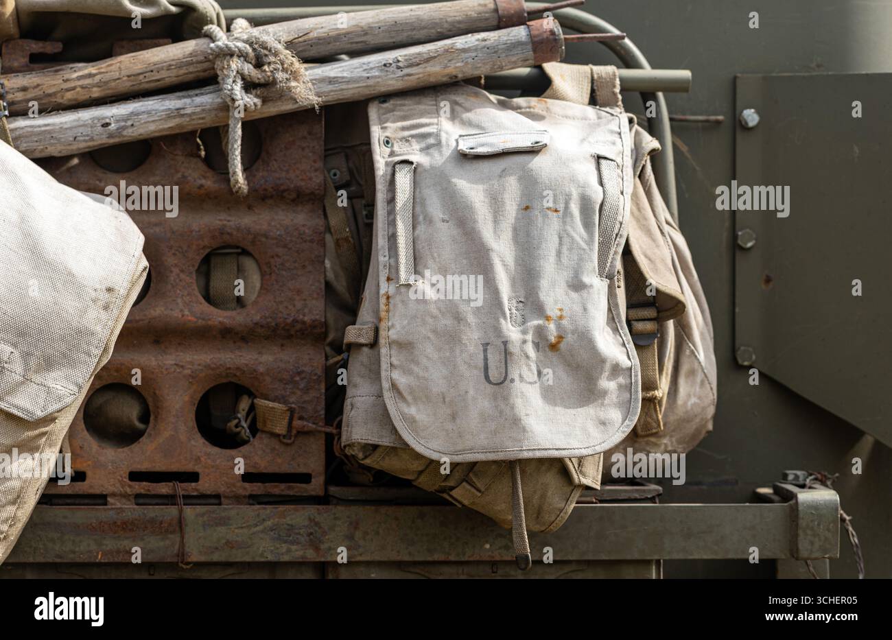 Le borse militari degli Stati Uniti sono appese su un vecchio camion verde per la ricostruzione storica della seconda guerra mondiale Foto Stock