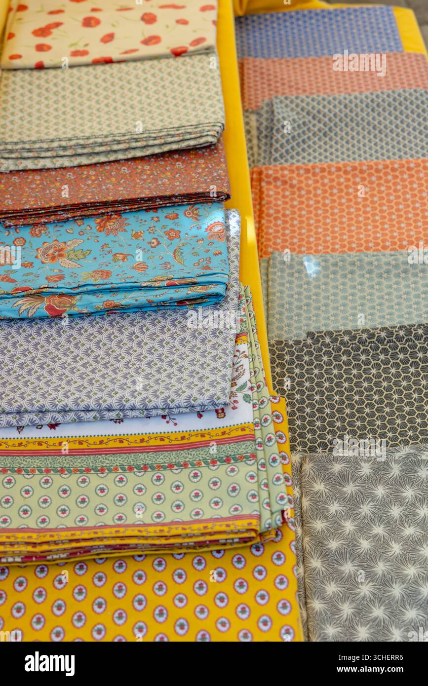 Esposizione di tessuti provenzali tradizionali con vari colori e motivi in un mercato all'aperto a Nyons, Drome, Francia Foto Stock