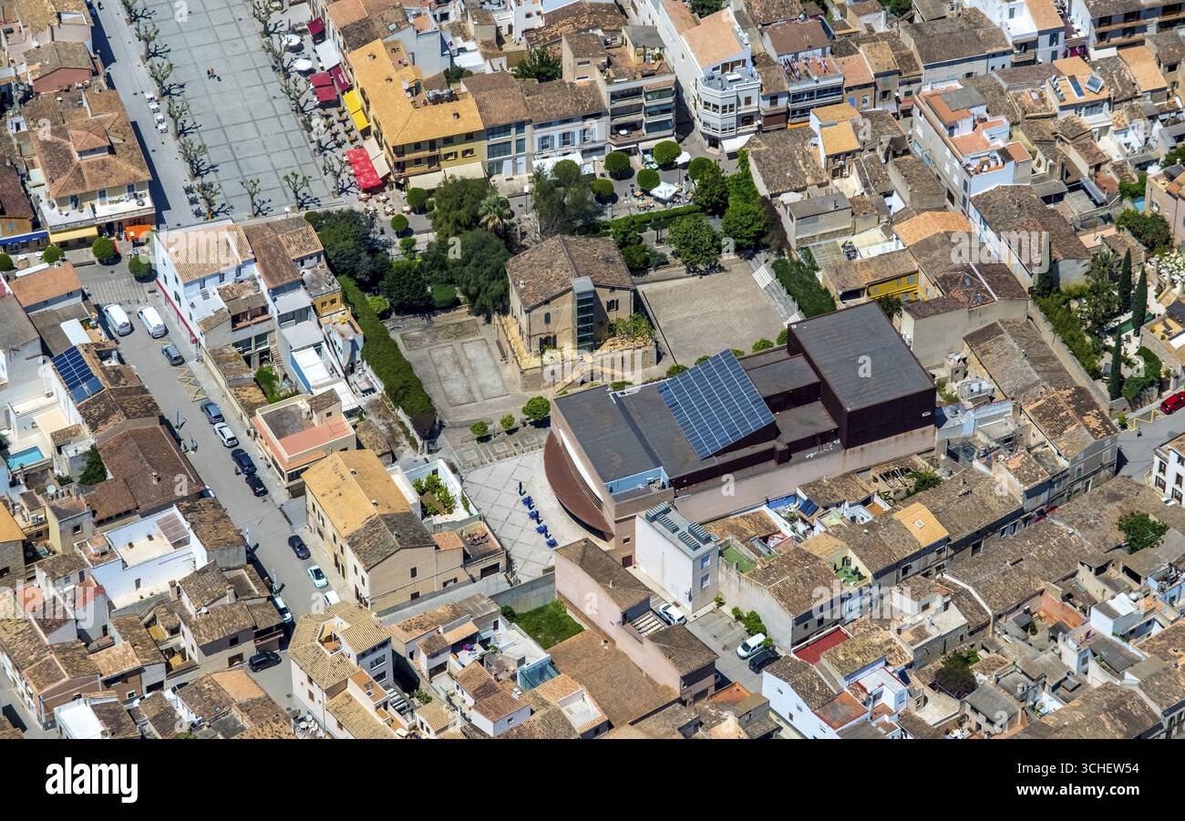 Vista aerea, Teatro Municipale di Arta, Fundacio Teatre Municipal d'Arta, Biblioteca Municipale Na Batlessa, Arta, Isole Baleari, Maiorca Foto Stock