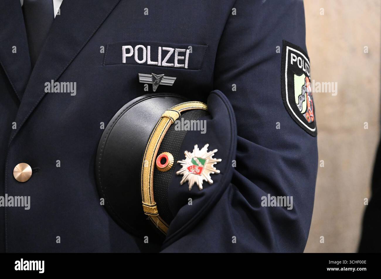 Uniforme della polizia, dettaglio, berretto, stemma statale, caratteri, generale, caratteristica, motivo del confine, foto simbolica della visita inaugurale del Cancelliere federale Friedrich Merz nella Renania settentrionale-Vestfalia, Muenster, il 1° settembre 2025, XCUT: & Co.. Pressefoto KG # Prinzess-Luise-Str. 41 # 45479 M uelheim/R uhr # Tel. 0208/9413250 # Fax. 0208/9413260 # GLS Bank # BLZ 430 609 67 # KTO. 4030 025 100 # IBAN DE75 4306 0967 4030 0251 00 # BIC GENODEM1GLS # www.svensimon.net TOP 2: Quali sono i piani segreti per ridurre i vecchi debiti comunali poco prima della fine della legislatura, ora corrente al requ Foto Stock