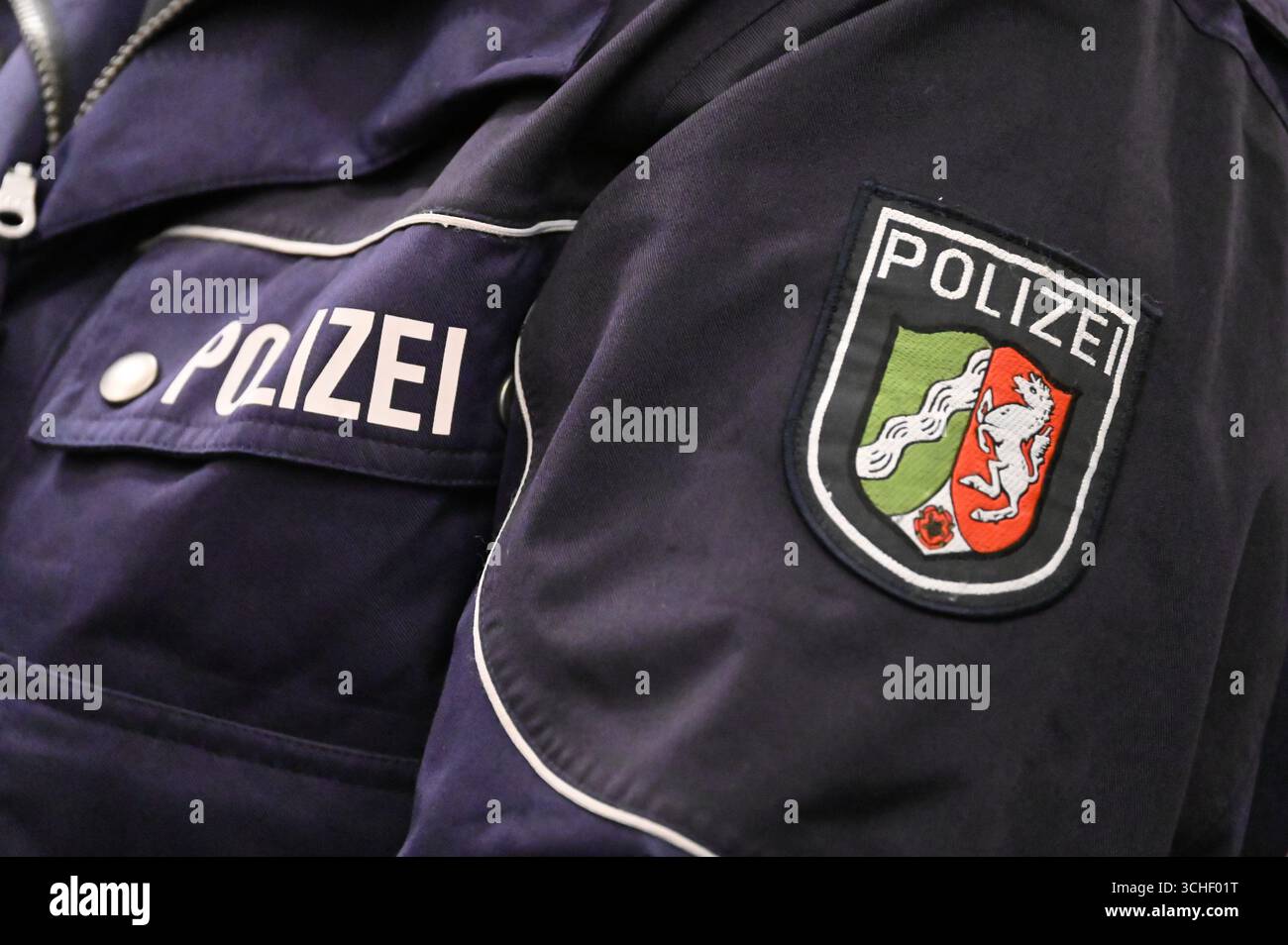 Uniforme di polizia, dettaglio, stemma statale, caratteri, generale, caratteristica, motivo di confine, foto simbolica della visita inaugurale del Cancelliere federale Friedrich Merz nella Renania settentrionale-Vestfalia, Muenster, il 1° settembre 2025, XCUT: & Co.. Pressefoto KG # Prinzess-Luise-Str. 41 # 45479 M uelheim/R uhr # Tel. 0208/9413250 # Fax. 0208/9413260 # GLS Bank # BLZ 430 609 67 # KTO. 4030 025 100 # IBAN DE75 4306 0967 4030 0251 00 # BIC GENODEM1GLS # www.svensimon.net TOP 2: Quali sono i piani segreti per ridurre i vecchi debiti comunali poco prima della fine della legislatura, ora corrente su richiesta o Foto Stock