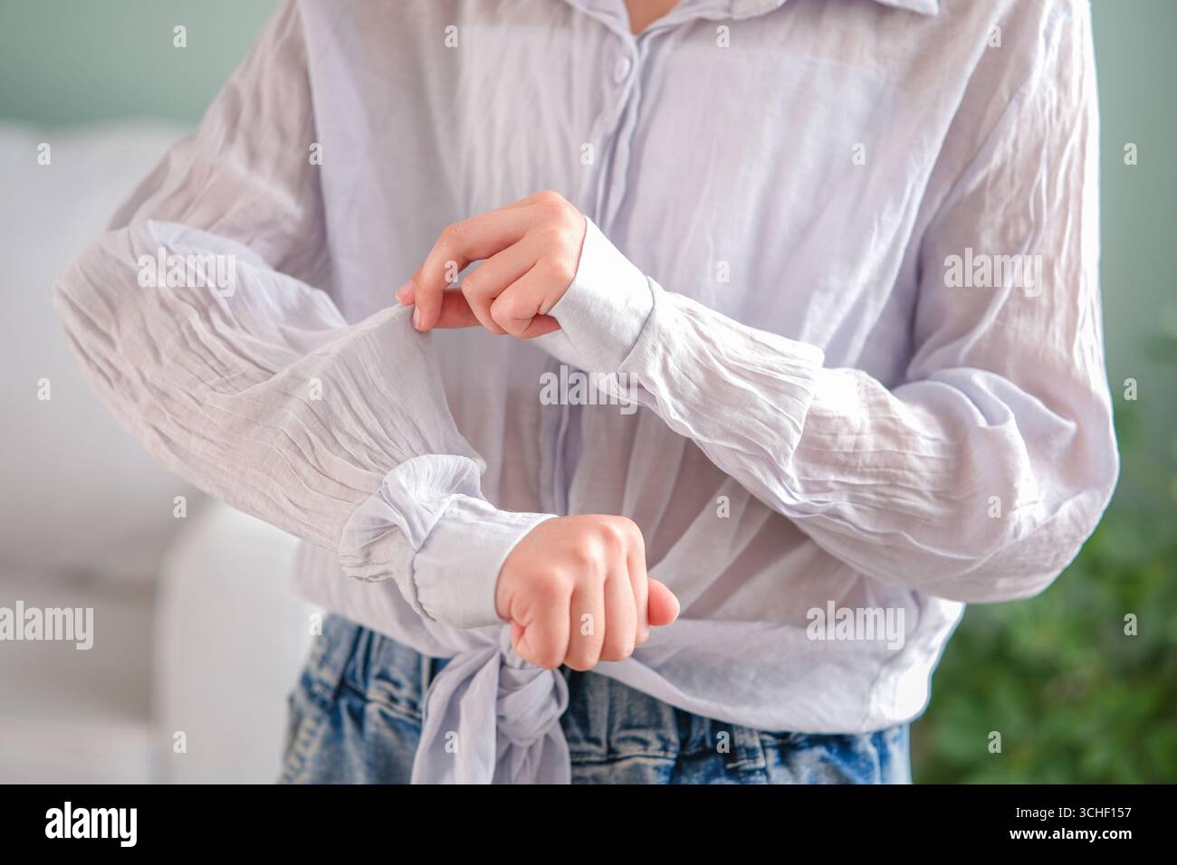 L'adolescente indossava una t-shirt sfregata. Foto Stock