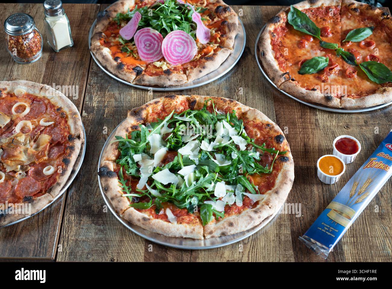Sheffield, Regno Unito 12 marzo 2020: Deliziosa selezione di pizza artigianale, tra cui Rocketmean, Margarita e un'opzione vegana da Fools Gold Pizza Foto Stock