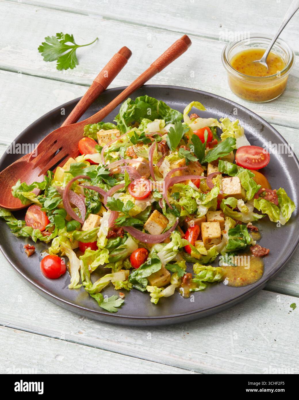 Insalata di tofu con salsa di senape e pomodori ciliegini Foto Stock