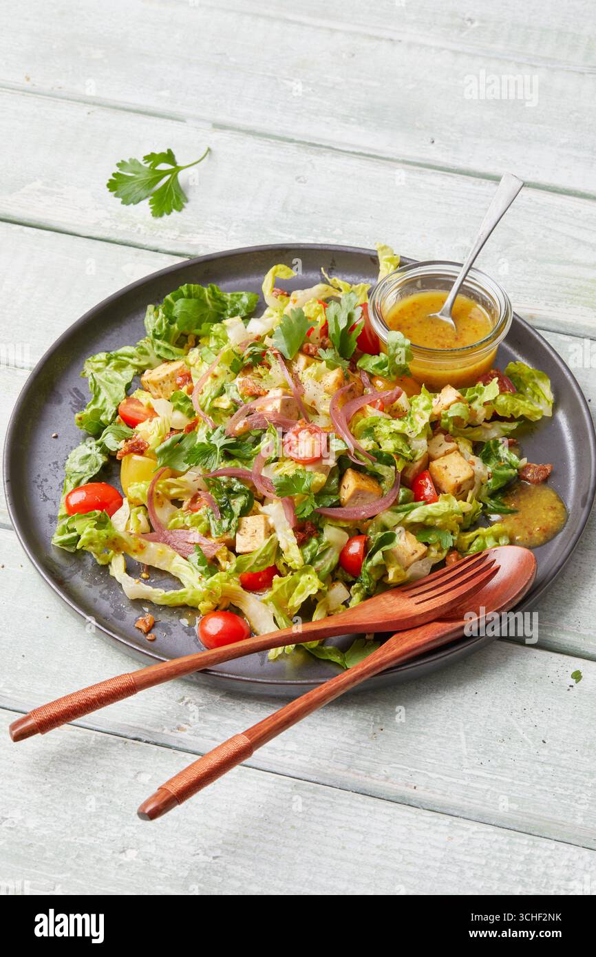 Insalata di tofu con salsa di senape e pomodori ciliegini Foto Stock