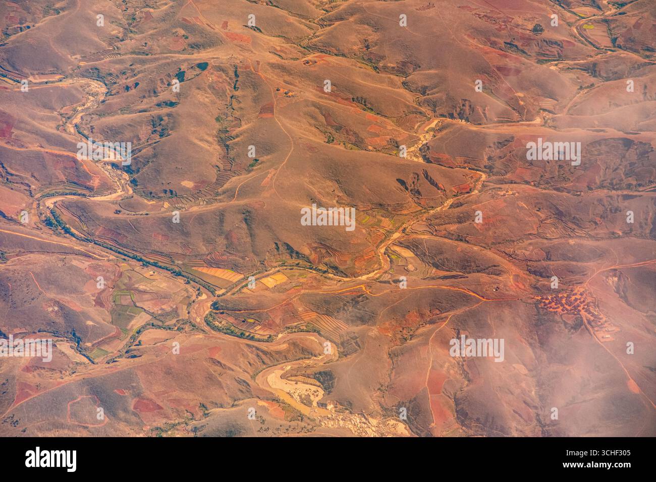 Antananarivo, Madagascar - 5 ottobre 2023: Splendida prospettiva aerea di montagne vivaci e tortuosi paesaggi fluviali. Foto Stock