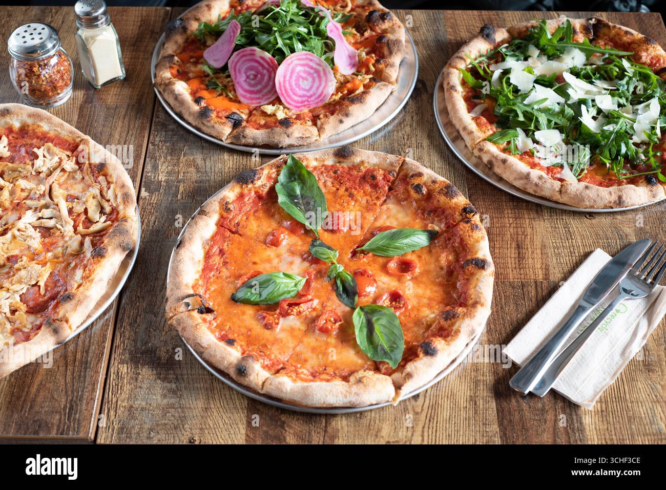 Sheffield, Regno Unito 12 marzo 2020: Deliziosa selezione di pizza artigianale, tra cui Rocketmean, Margarita e un'opzione vegana da Fools Gold Pizza Foto Stock