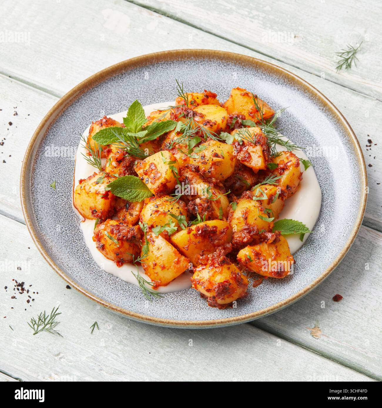 Patate con yogurt ed erbe aromatiche Foto Stock