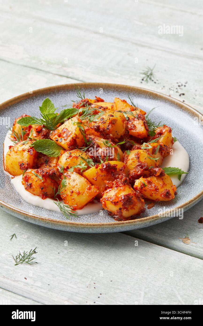 Patate con yogurt ed erbe aromatiche Foto Stock